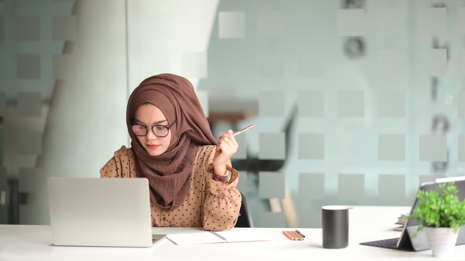 Attractive muslin woman working in office - CIOS